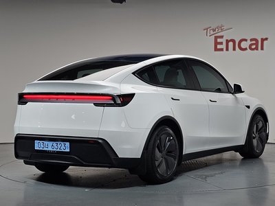 TESLA MODEL Y - 3