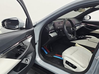 2025 BMW 5 SERIES 缩略图 13