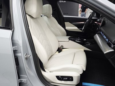 2025 BMW 5 SERIES 缩略图 16