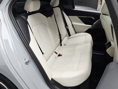 2025 BMW 5 SERIES 缩略图 17