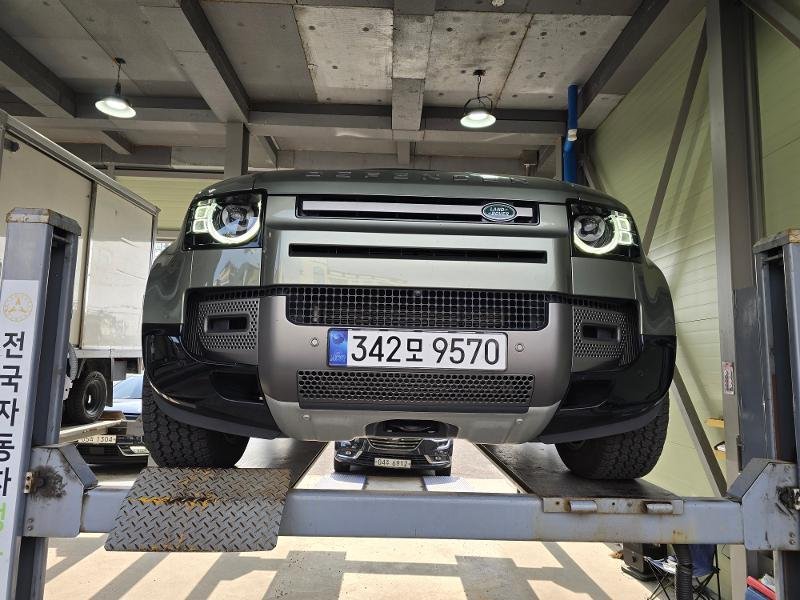 LAND ROVER DEFENDER - View 1