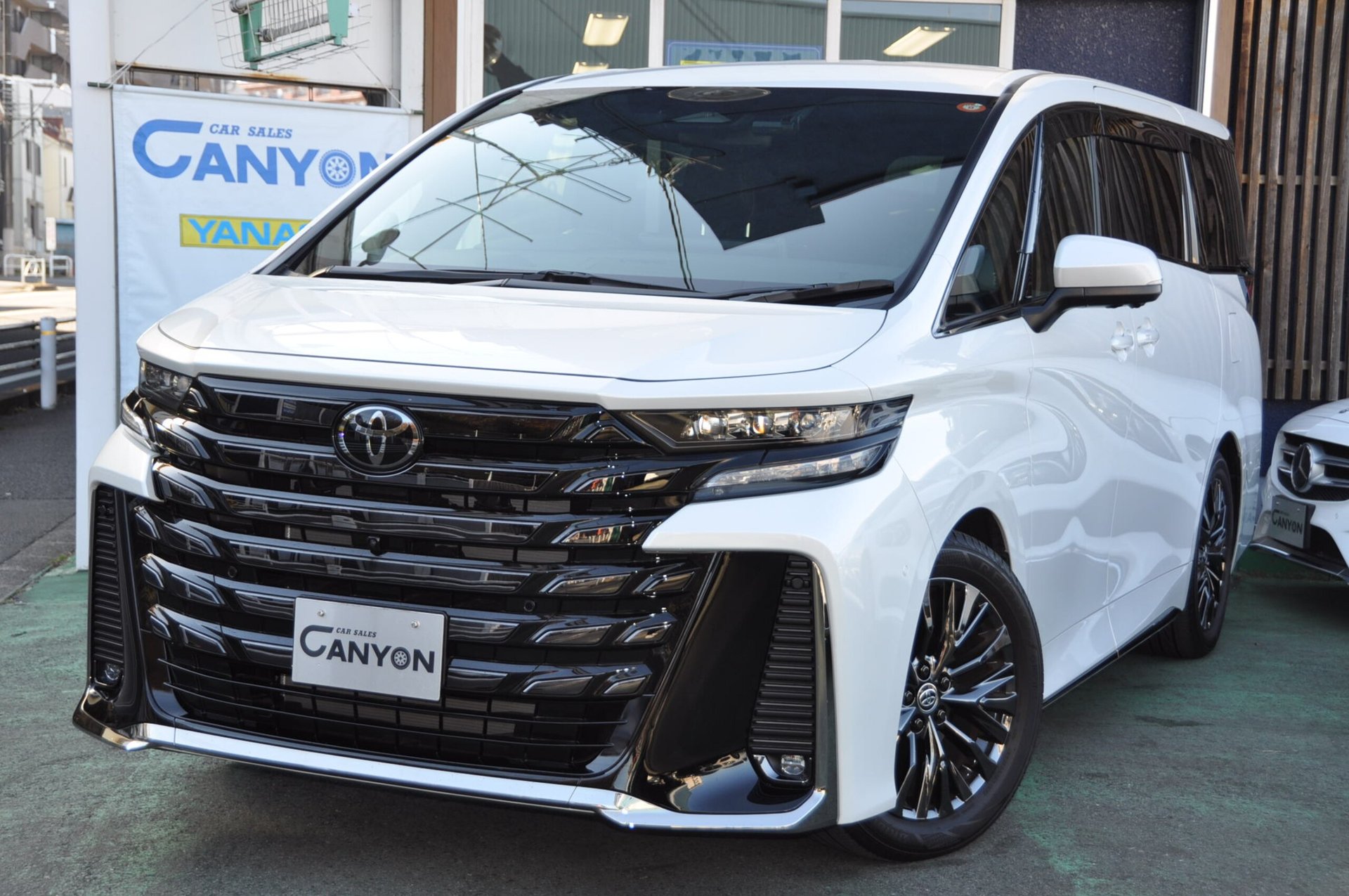 TOYOTA VELLFIRE - View 1