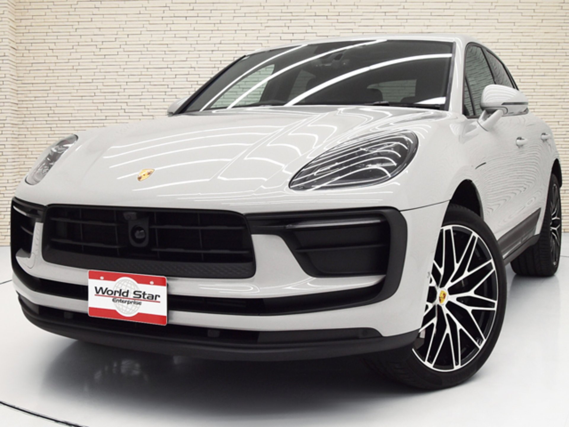 PORSCHE MACAN - View 1
