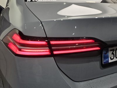 2025 BMW 5 SERIES — миниатюра 11