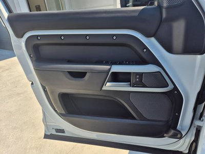 LAND ROVER DEFENDER - 9