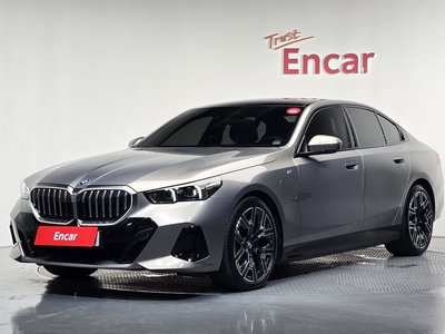 2025 BMW 5 SERIES photo 1