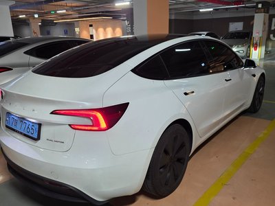 TESLA MODEL 3 - 8