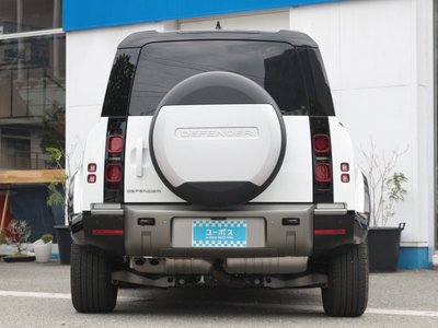 LAND ROVER DEFENDER - 4