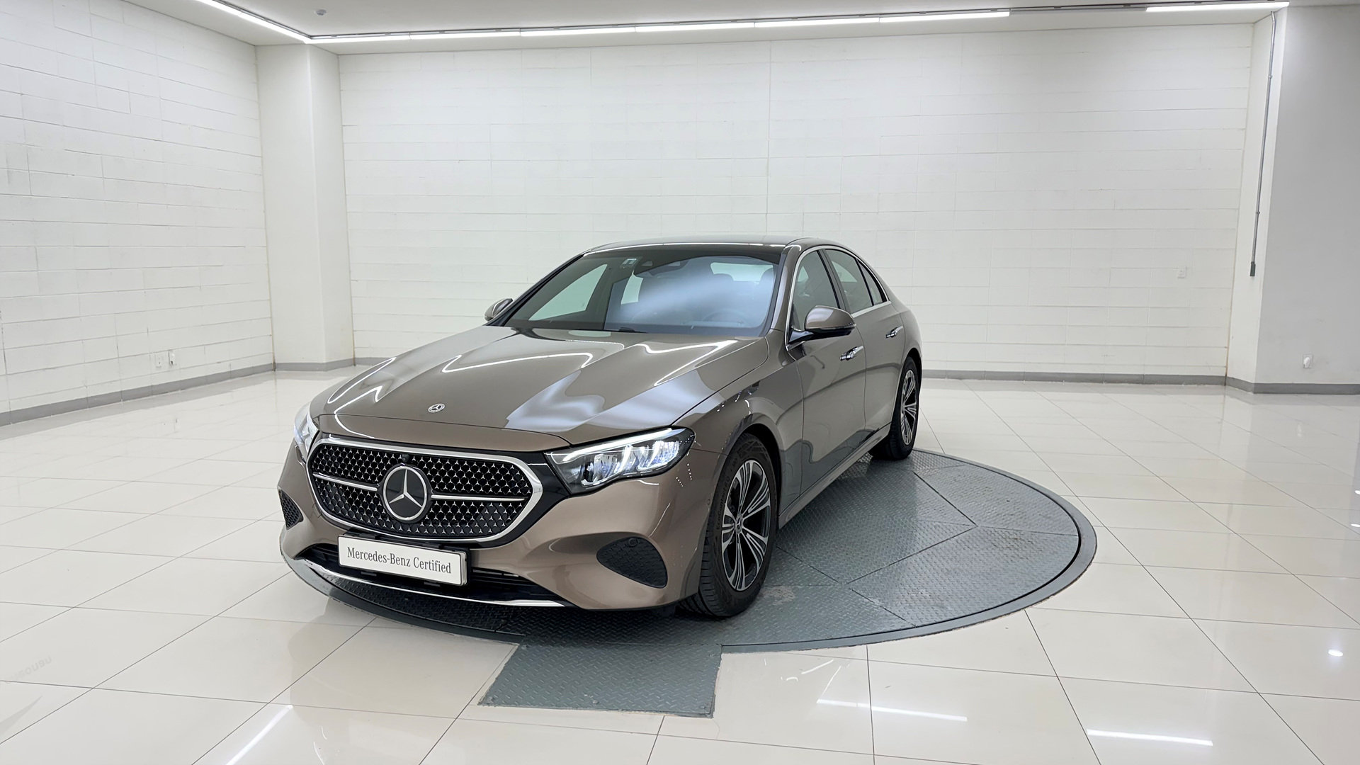 MERCEDES-BENZ E-CLASS - View 1