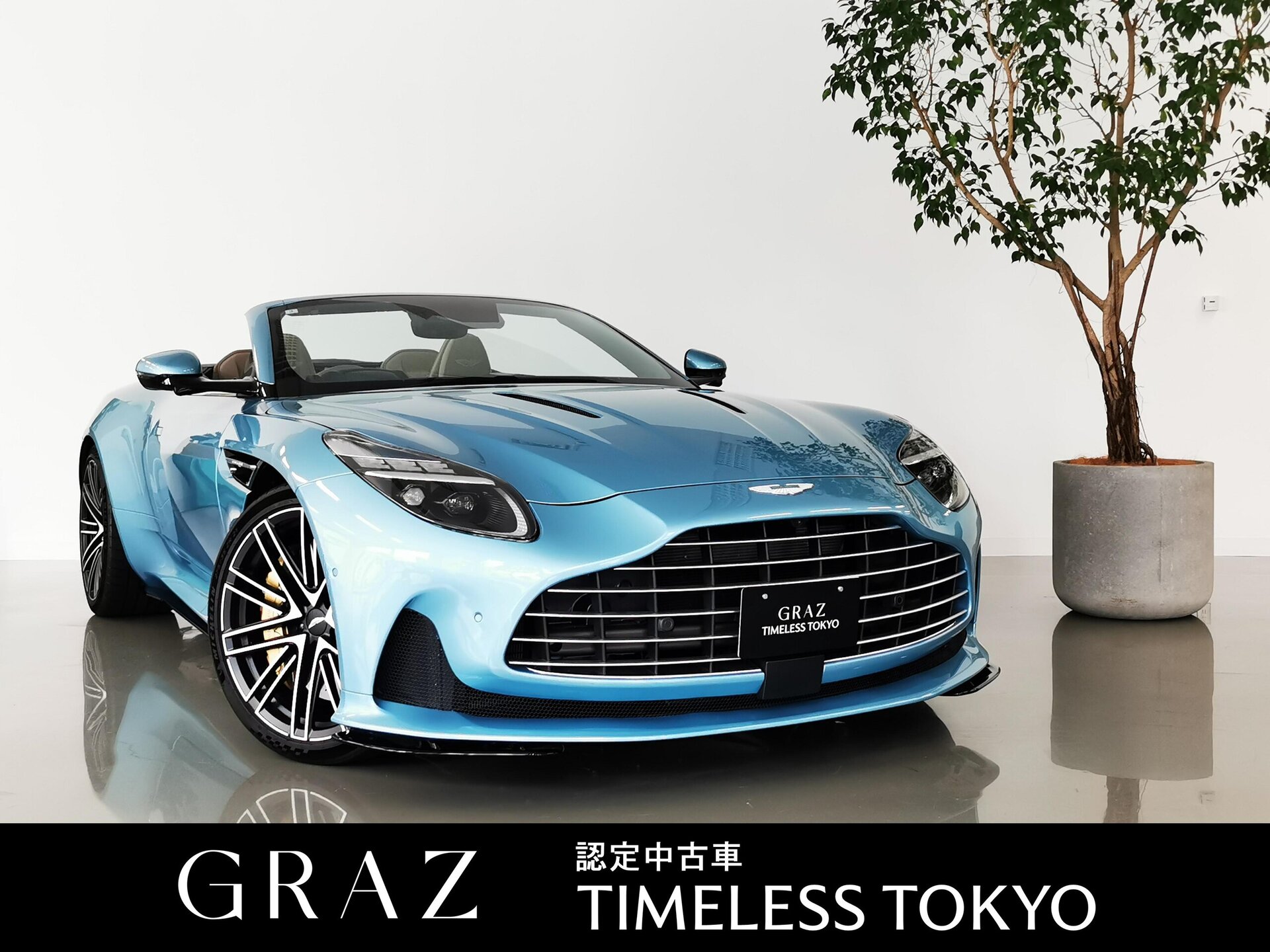 ASTON MARTIN DB12 VOLANTE - View 1