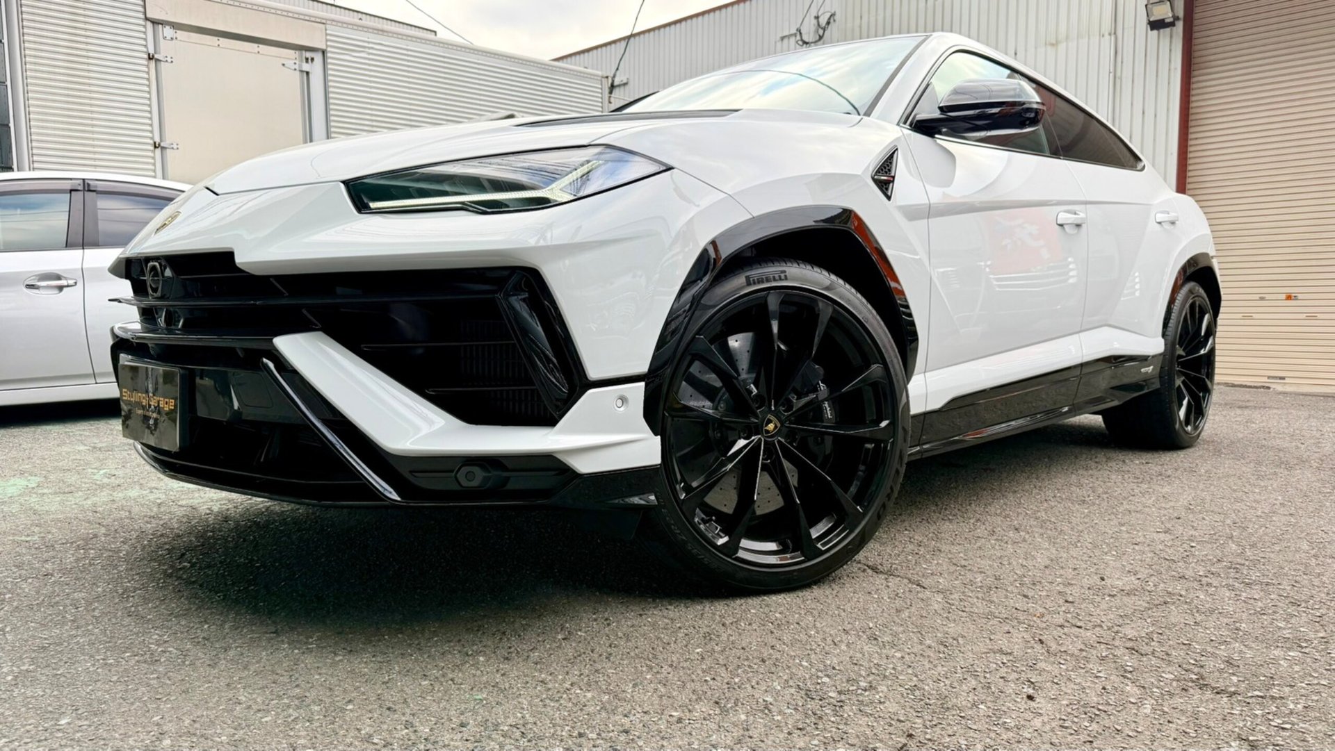 LAMBORGHINI URUS - View 1