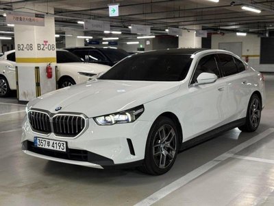 2025 BMW 5 SERIES — фото 1