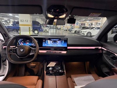 2025 BMW 5 SERIES — фото 9