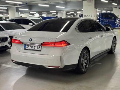 2025 BMW 5 SERIES — фото 2
