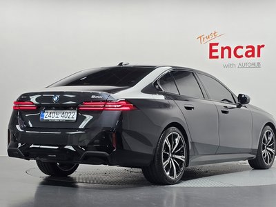 2025 BMW 5 SERIES photo 4