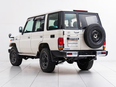 TOYOTA LAND CRUISER 70 - 10