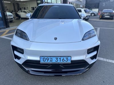 PORSCHE MACAN - 1