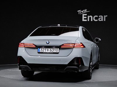 2025 BMW 5 SERIES — фото 3