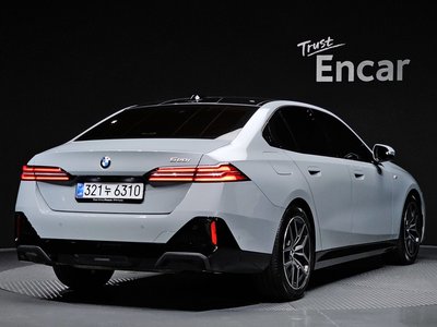 2025 BMW 5 SERIES — фото 5