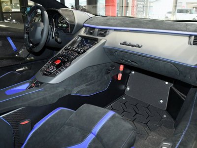 LAMBORGHINI AVENTADOR - 3