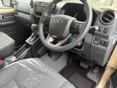 TOYOTA LAND CRUISER 70 - 9