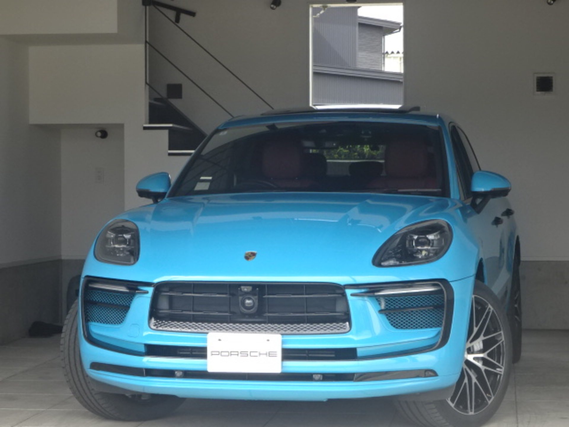 PORSCHE MACAN - View 1