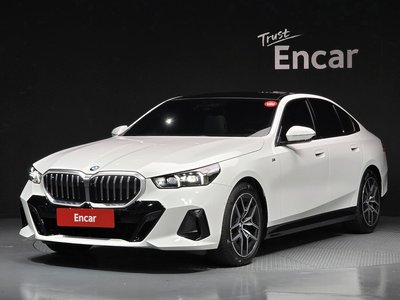2025 BMW 5 SERIES photo 1
