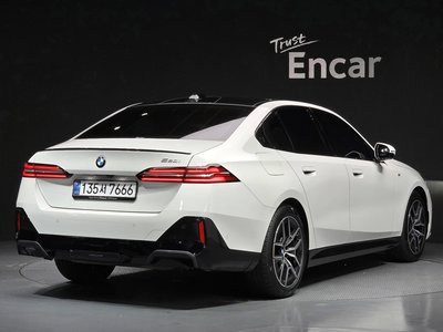 2025 BMW 5 SERIES photo 4
