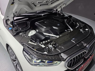 2025 BMW 5 SERIES photo 7