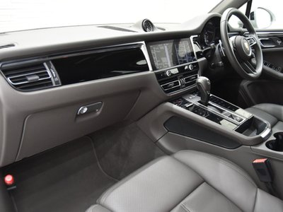 PORSCHE MACAN - 8
