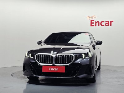 2025 BMW 5 SERIES 照片 2
