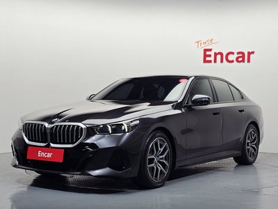 2025 BMW 5 SERIES 照片 1