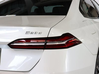 2025 BMW 5 SERIES — фото 10