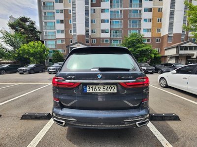 2021 BMW X7 photo 2