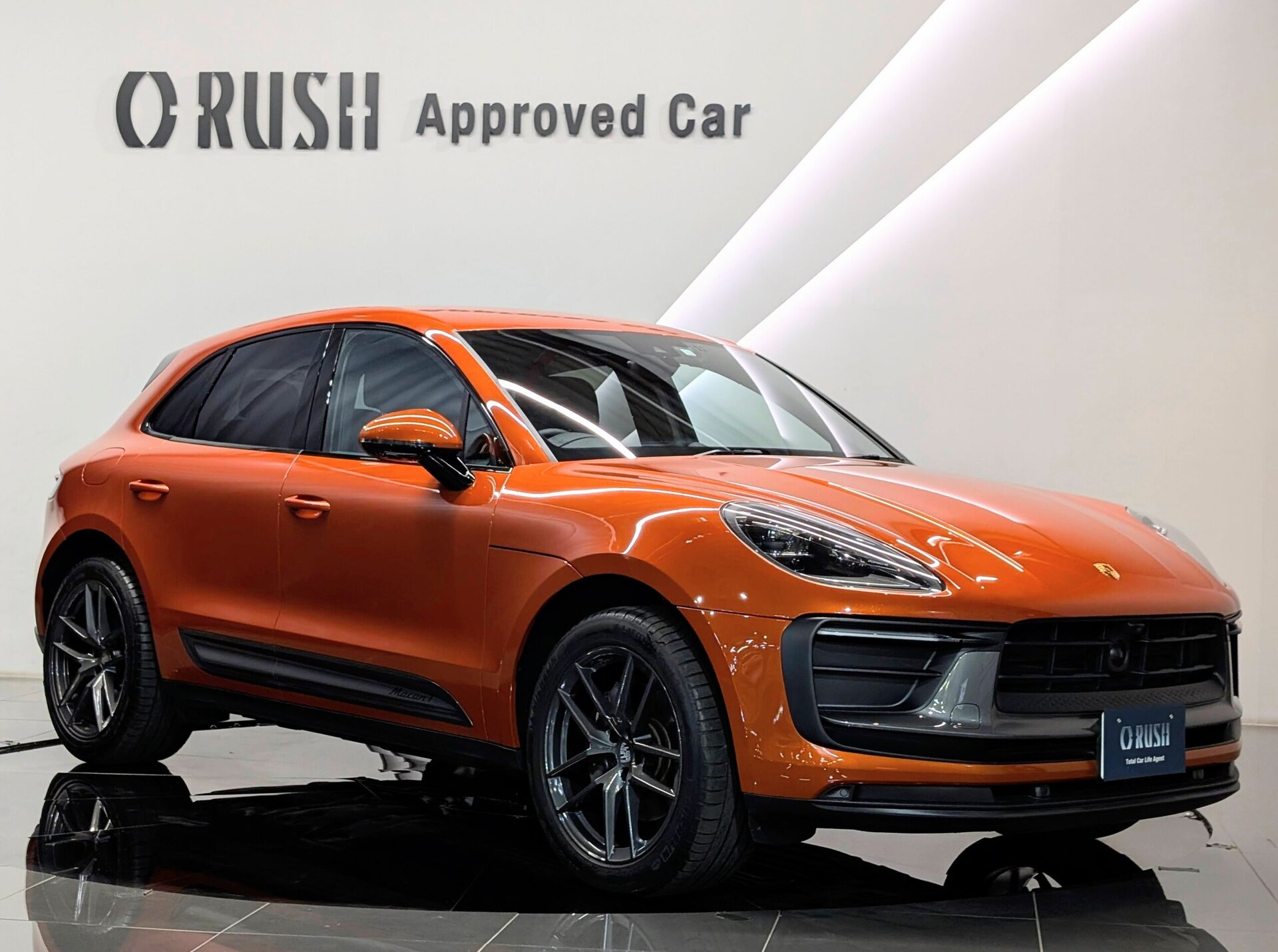 PORSCHE MACAN - View 1