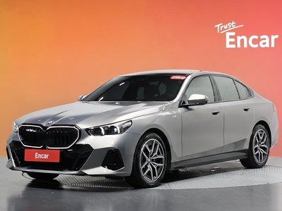 2025 BMW 5 SERIES 照片 1