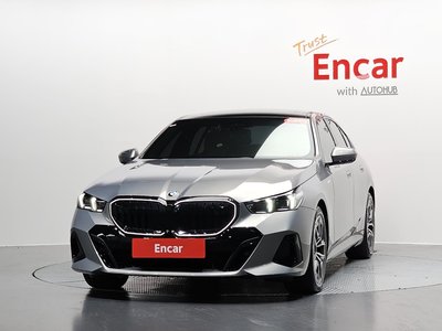 2025 BMW 5 SERIES 照片 2