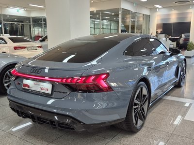 AUDI RS E-TRON GT - 5