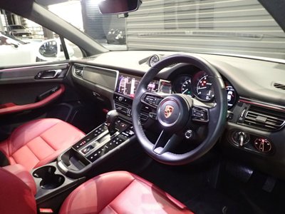 PORSCHE MACAN - 10