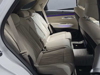 2025 Genesis GV70 thumbnail 17