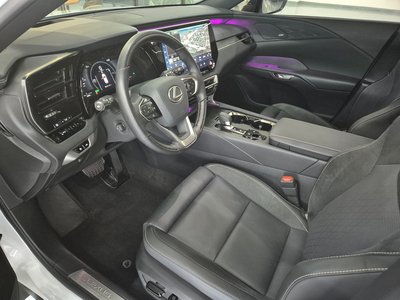 صورة 10 لـ 2025 Lexus RX