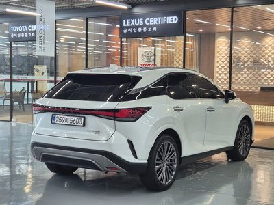 صورة 4 لـ 2025 Lexus RX
