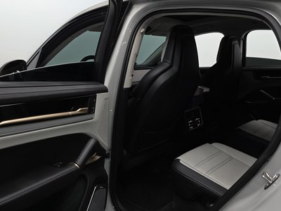 2024 Porsche CAYENNE thumbnail 18