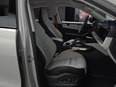 2024 Porsche CAYENNE thumbnail 16