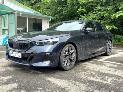 2025 BMW 5 SERIES photo 1