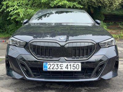 2025 BMW 5 SERIES photo 3