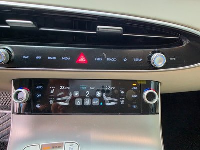2025 Genesis GV70 — миниатюра 12