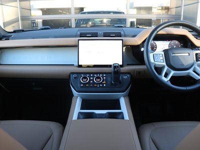 LAND ROVER DEFENDER - 10