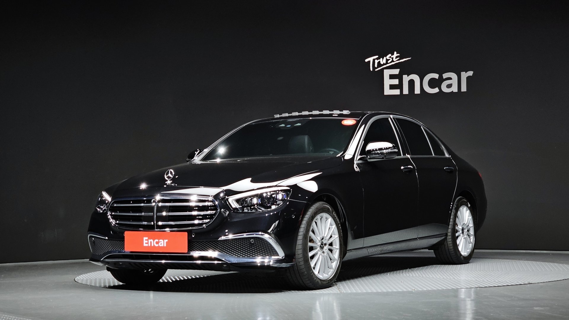 MERCEDES-BENZ E-CLASS - View 1