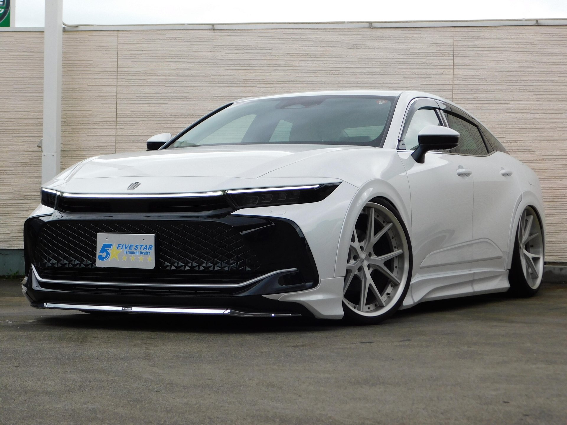 TOYOTA CROWN CROSSOVER - View 1